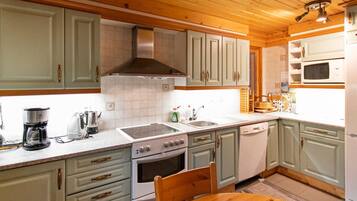 Fridge, microwave, dishwasher, cookware/dishes/utensils