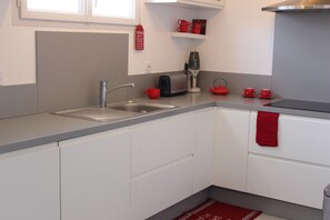 Fridge, microwave, oven, stovetop - 3-star villa, on the 2nd seafront and beach enclosed garden and private parking (Agon-Coutainville)