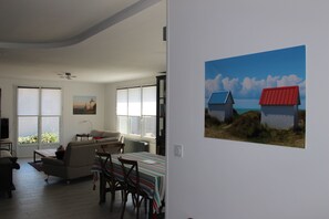 Smart-TV, DVD-Player, BĂŒcher, Arbeitsbereiche