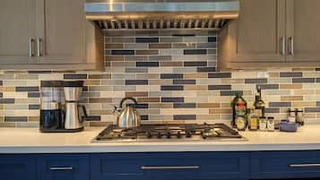 冷蔵庫、電子レンジ、オーブン、コンロ