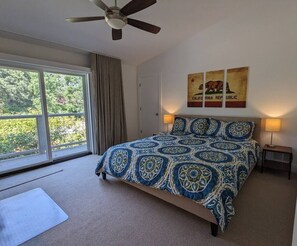 3 makuuhuonetta, memory foam -patjalliset sängyt, työpöytä