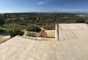 A rooftop terrace with a view of a green landscape and distant hills. - The Terrace on Olives - Bouganville Cottage (Scicli)