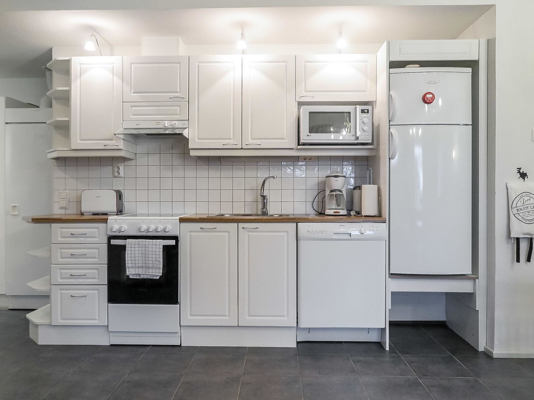 Jääkaappi, mikroaaltouuni, astianpesukone, syöttötuoli