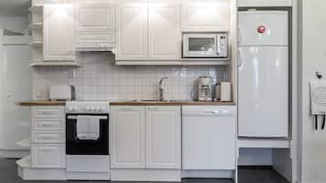 Réfrigérateur, micro-ondes, lave-vaisselle, chaise haute