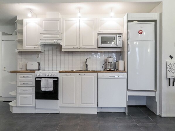 Kühlschrank, Mikrowelle, Geschirrspüler, Hochstuhl