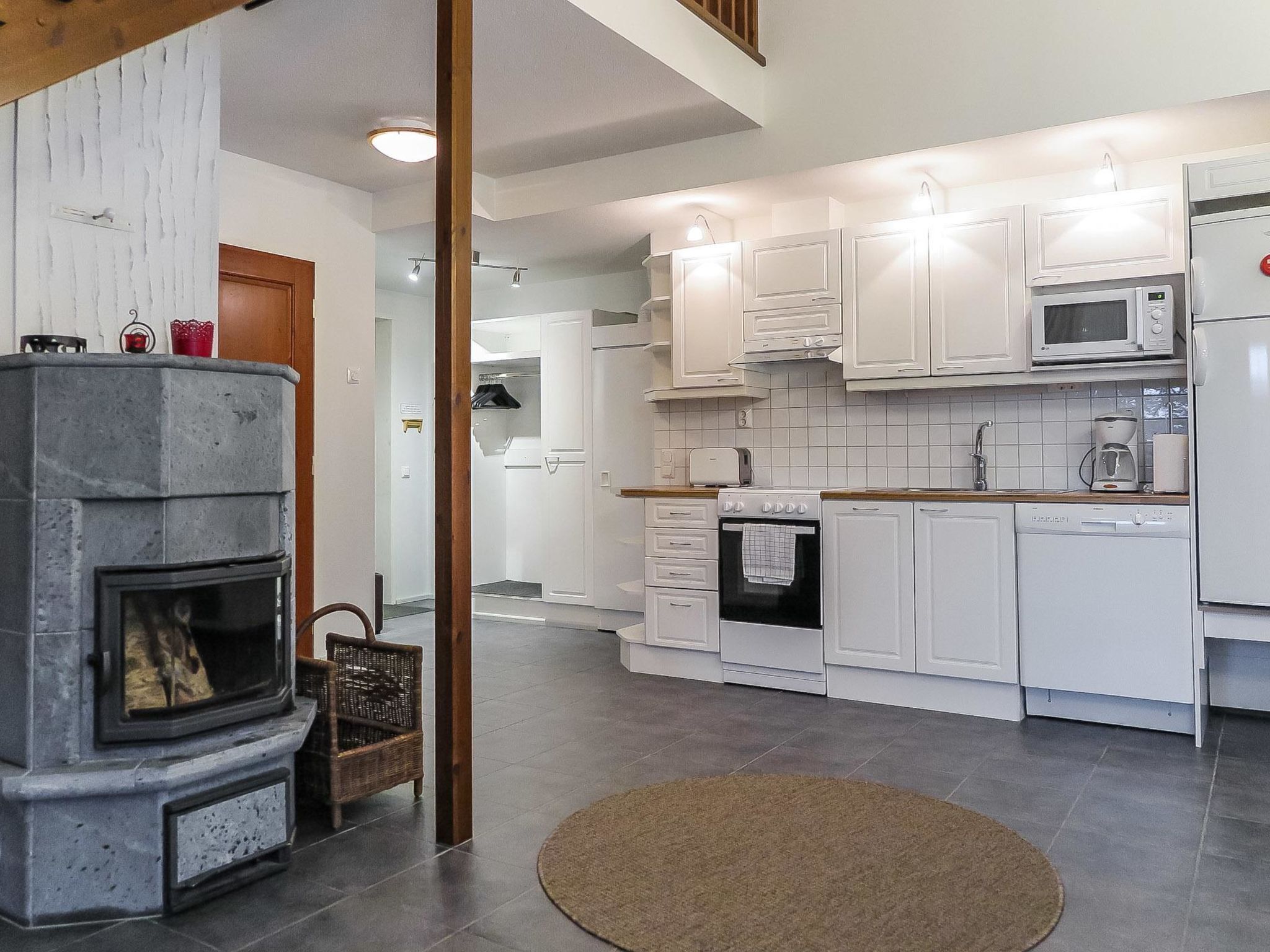 Frigorífico, microondas, lavavajillas y trona infantil