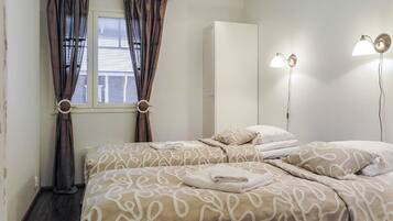 2 bedrooms, travel crib