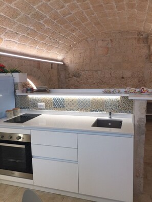 Réfrigérateur, four, plaque de cuisson, cafetière/bouilloire