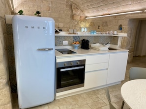 Fridge, oven, stovetop, coffee/tea maker