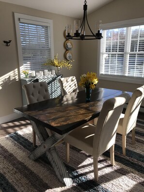 Dining - Newly renovated house minutes to South Shore Beach (Little Compton)