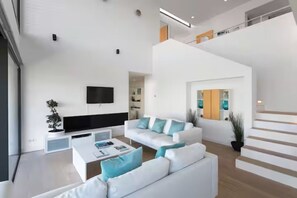 Téléviseur, foyer, lecteur de DVD, livres