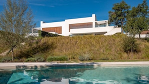Una casa moderna con piscina.