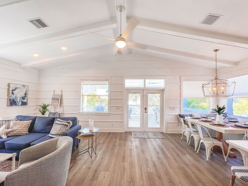 Sea Breeze: Pool home in perfect central location