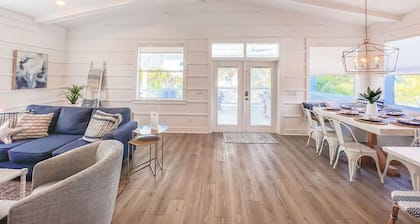 Sea Breeze: Pool home in perfect central location