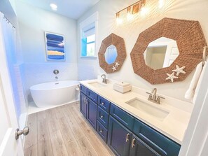 Baignoire, sèche-cheveux, serviettes fournies