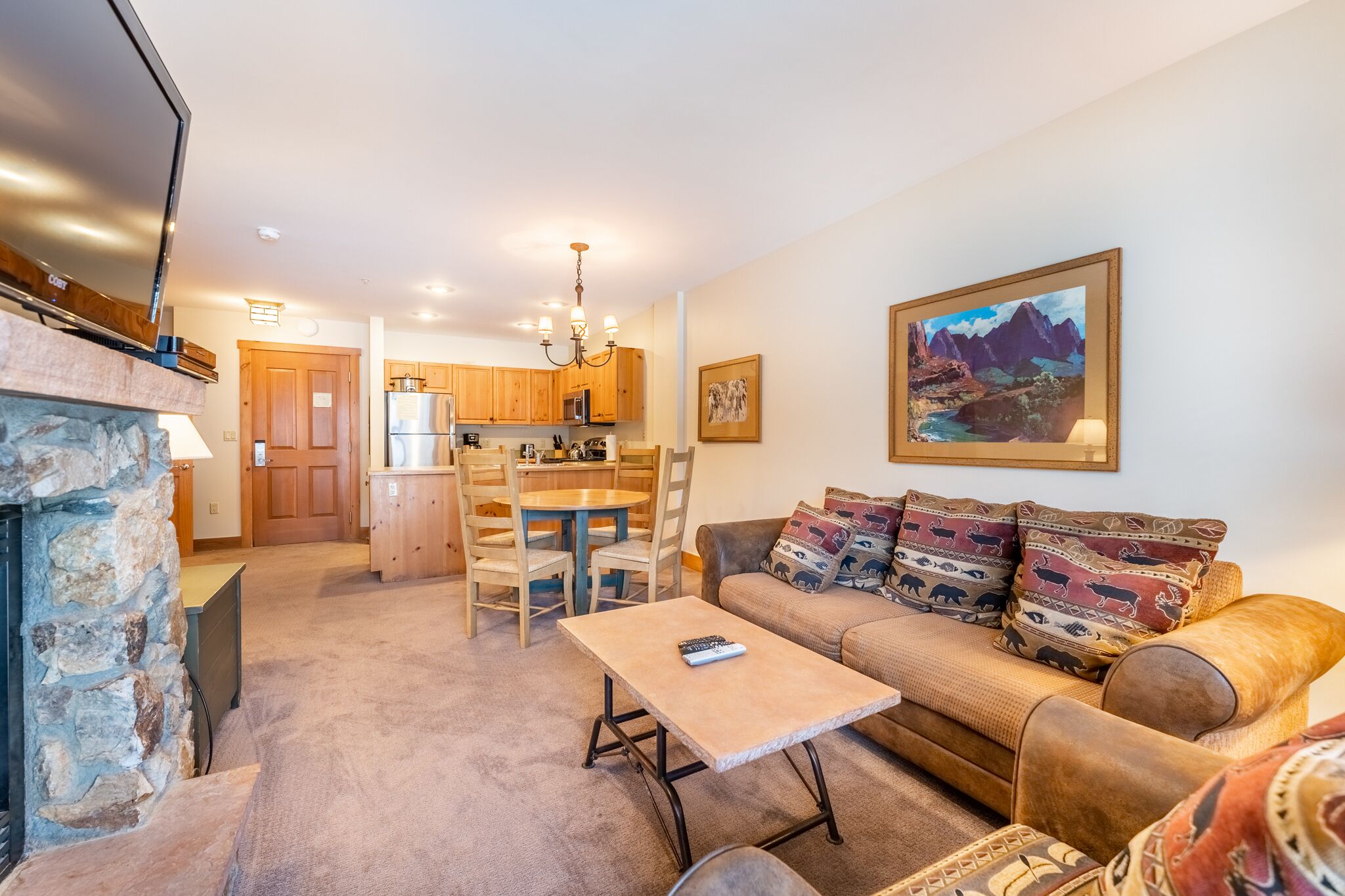 Een flatscreentelevisie, een open haard en een dvd-speler