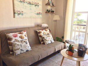 TV connectée, jeux vidéo, lecteur de DVD, livres