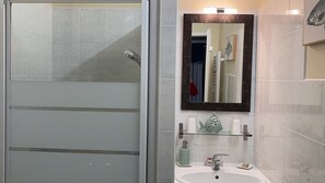 Regadera, secadora de cabello, jabón, shampoo 