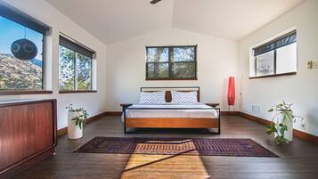 1 bedroom, desk, travel crib, free WiFi