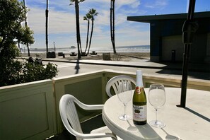 Outdoor dining - A19 Lower Strand Cottage,10 secs to sand! Convenient location - corner of main rds (Oceanside)
