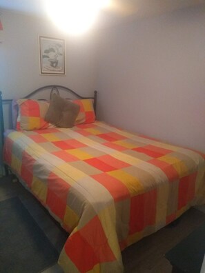 2 bedrooms, WiFi, bed sheets - Beautiful Light and Bright Beach Condo. (Hampton)