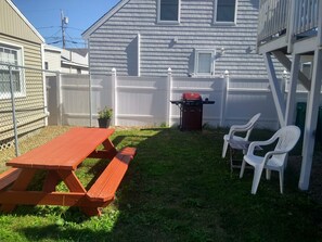 Outdoor dining - Beautiful Light and Bright Beach Condo. (Hampton)