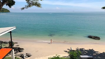 Plage, chaises longues, serviettes de plage