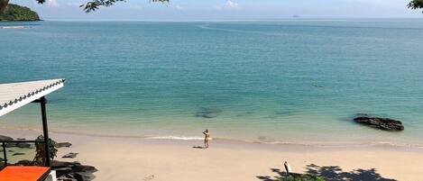 Plage, chaises longues, serviettes de plage