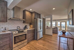 Fridge, microwave, stovetop, dishwasher - Family Lakehouse w/ Deck + Beach on Lake Champlain (Plattsburgh)