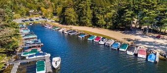 Winnipesauke beach access, family and dog friendly home with fenced in Yard.