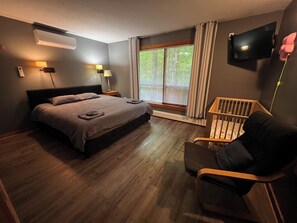 4 bedrooms, desk, free WiFi, bed sheets
