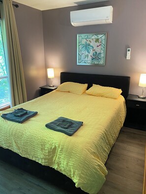 4 bedrooms, desk, free WiFi, bed sheets - Bear Cabin Winnipesauke beach access, family/dog friendly home fenced in Yard. (Moultonborough)