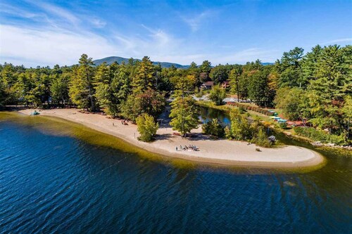 Bear Cabin Winnipesauke beach access, family/dog friendly home fenced in Yard.