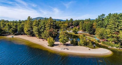 Bear Cabin Winnipesauke beach access, family/dog friendly home fenced in Yard.