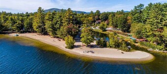 Bear Cabin Winnipesauke beach access, family/dog friendly home fenced in Yard.