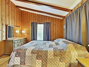 5 bedrooms, iron/ironing board, free WiFi, bed sheets