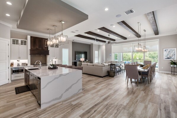 Kylskåp, mikrovågsugn, ugn och spishäll