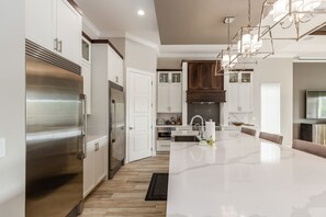 Kylskåp, mikrovågsugn, ugn och spishäll