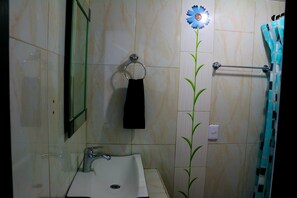 Dusche, Haartrockner, Handtücher, Seife