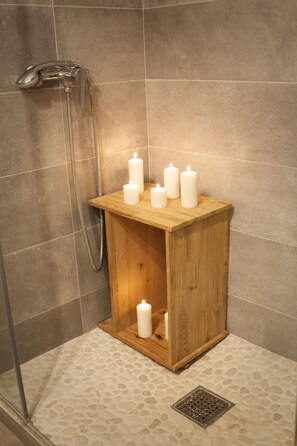 Dusche, Haartrockner, Handtücher, Seife