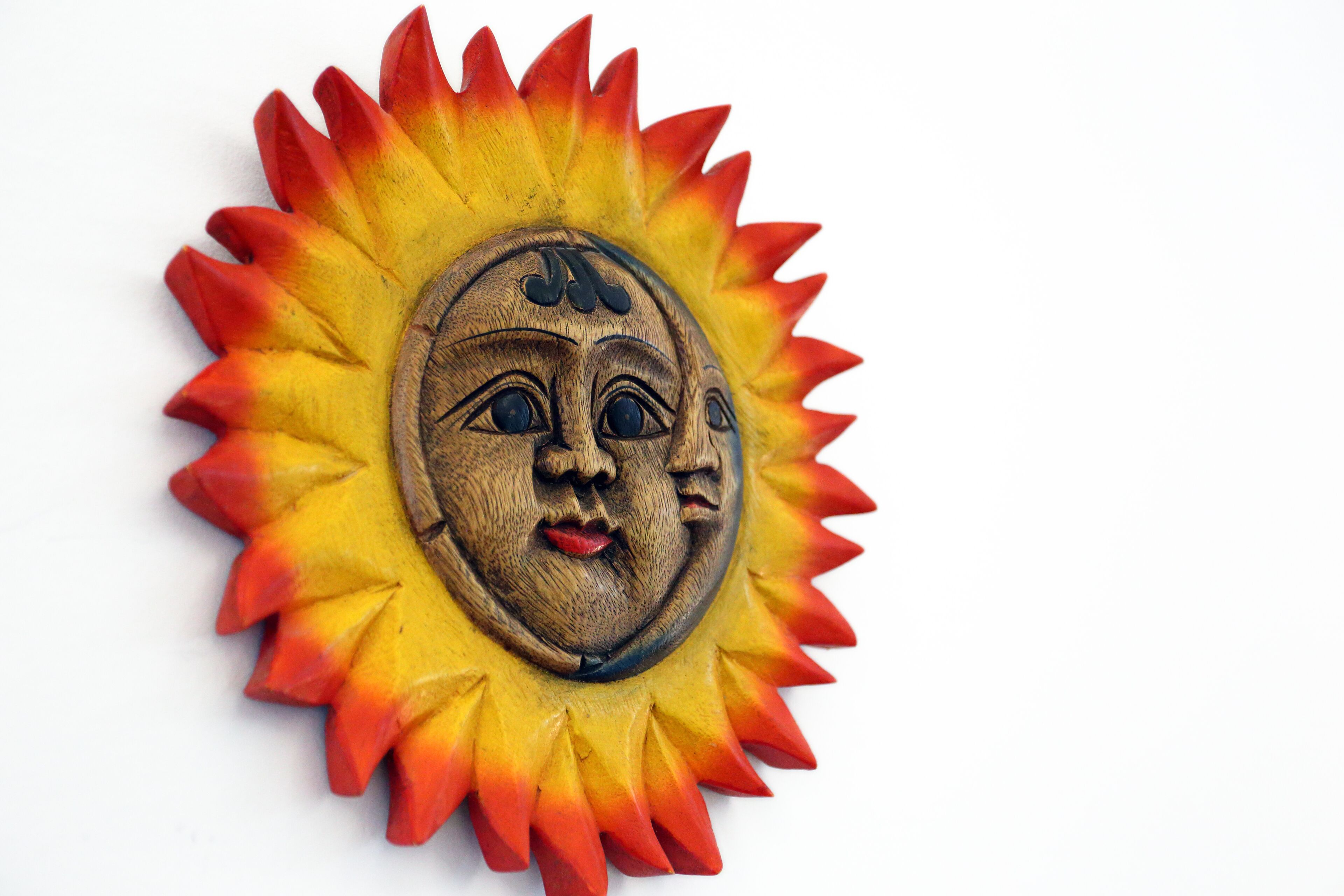 Un sol decorativo con una cara en el centro.