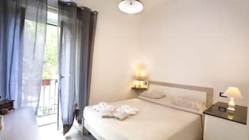 2 camere, una scrivania, ferro/asse da stiro, culla da viaggio