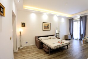 2 habitaciones, escritorio y tabla de planchar con plancha 