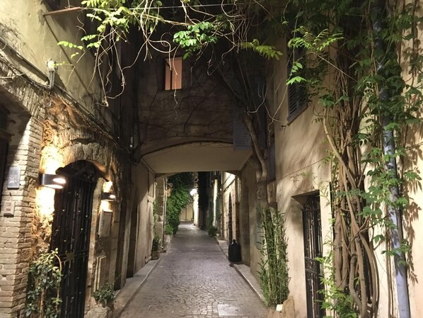 المنطقة المحيطة بالمنشأة