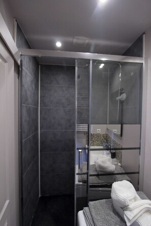 Dusche, Haartrockner, Handtücher, Seife