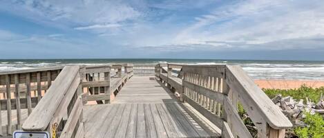 Sur la plage, chaise longue, serviettes de plage