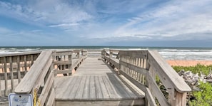 Plage, chaises longues, serviettes de plage