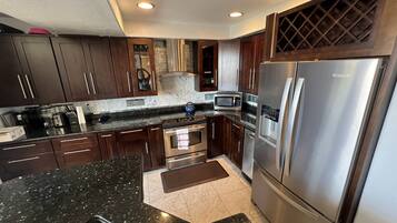 Een koelkast, een microgolfoven, een oven, een kookplaat