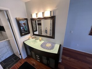 Combined shower/bathtub, hair dryer, towels