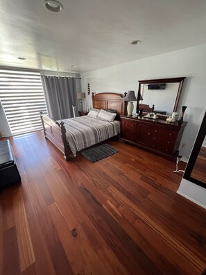 2 habitaciones, tabla de planchar con plancha y cuna de viaje